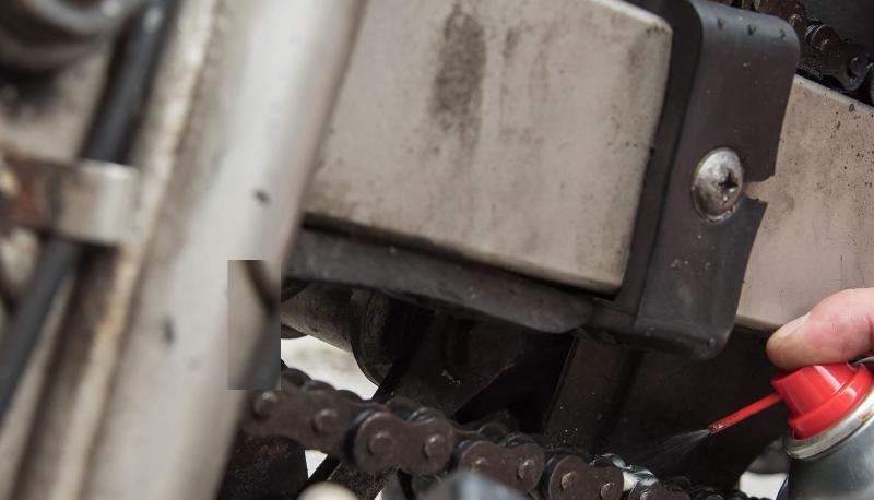 Kettensprays fürs Motorrad haben im Test meist gut abgeschnitten. Kettensprays fürs Motorrad haben im Test meist gut abgeschnitten.