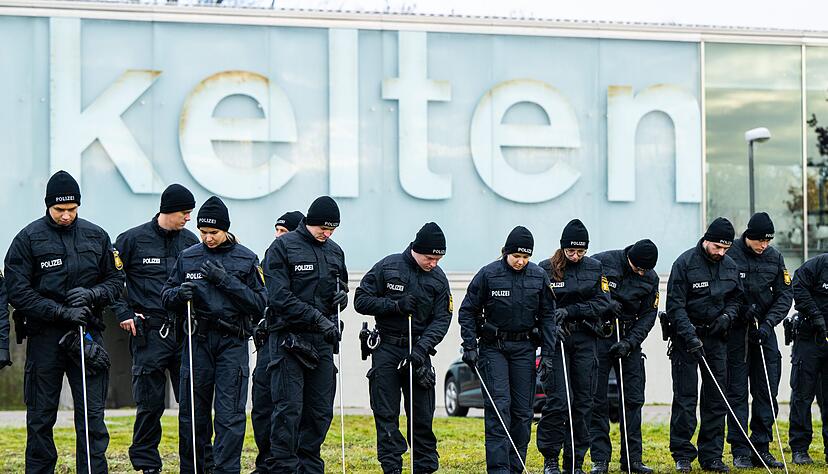 Nach dem Einbruch hatten Polizisten im Umfeld des Museums nach Beweismitteln gesucht. (Archivbild)