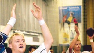 Nach dem Sinzheim-Spiel bedankten sich Stefan Fähnle (vorn), Dirk Förster und die anderen Spieler bei ihren Fans. (Foto: Andreas Veigel) Nach dem Sinzheim-Spiel bedankten sich Stefan Fähnle (vorn), Dirk Förster und die anderen Spieler bei ihren Fans. (Foto: Andreas Veigel)
