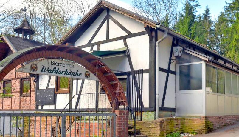 Stillgelegtes Kleinod: Die Waldschänke im Heilbronner Köpfertal steht schon seit 2012 leer. Biergarten und Gasthaus, früher ein beliebtes Ziel für Ausflüge ins Grüne, verfallen zusehends. Doch nun soll die Schänke wiederbelebt werden. Fotos: Mario Berger Stillgelegtes Kleinod: Die Waldschänke im Heilbronner Köpfertal steht schon seit 2012 leer. Biergarten und Gasthaus, früher ein beliebtes Ziel für Ausflüge ins Grüne, verfallen zusehends. Doch nun soll die Schänke wiederbelebt werden. Fotos: Mario Berger