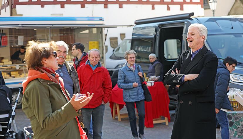 Zum Einkaufen auf dem Wochenmarkt Möckmühl: Stimme-Chefredakteur Uwe Ralf Heer spricht dabei mit Lesern unserer Zeitung.
Foto: Ralf Seidel Zum Einkaufen auf dem Wochenmarkt Möckmühl: Stimme-Chefredakteur Uwe Ralf Heer spricht dabei mit Lesern unserer Zeitung.
Foto: Ralf Seidel