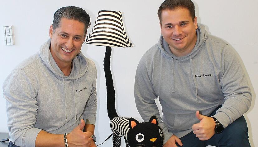Daniel San Jocic (links) und sein Mitarbeiter Dominik Streib posieren mit ihrem Bestseller, Katze Luna.