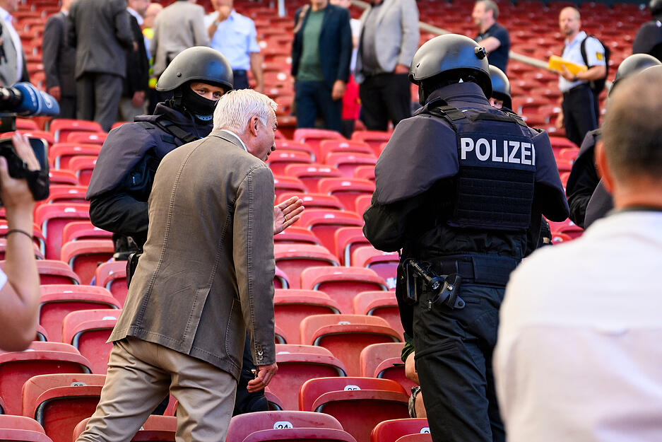 14.05.2024, Baden-Württemberg, Stuttgart: Thomas Strobl (CDU, l), Innenminister von Baden-Württemberg, spricht mit Beamten der Polizei bei einer praktische Übung einer Einsatzlage zur Fußball-Europameisterschaft. Von den insgesamt 51 Spielbegegnungen finden fünf Partien in der Stuttgarter MHP Arena statt. Die Einsatzkräfte der Polizei, der Rettungsdienste und anderer Behörden und Organisationen mit Sicherheitsaufgaben bereiten sich mit der Übung intensiv auf die Veranstaltungen vor. Foto: Tom Weller/dpa +++ dpa-Bildfunk +++