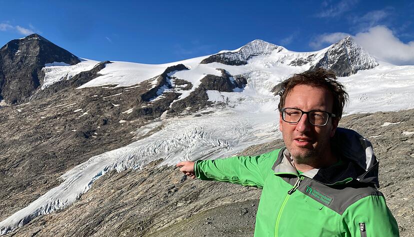 Florian Jurgeit vom Nationalpark Hohe Tauern zeigt von der Neuen Prager Hütte auf den inzwischen weit entfernten Gletscher. Florian Jurgeit vom Nationalpark Hohe Tauern zeigt von der Neuen Prager Hütte auf den inzwischen weit entfernten Gletscher.