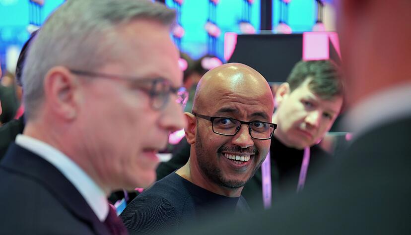 Telekom-Technologievorstand Abdu Mudesir (Mitte) bei einem Messerundgang mit Bundesdigitalminister Karsten Wildberger (links).