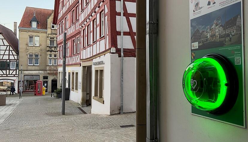 Die Initiatoren der „Region der Lebensretter Heilbronn“ hängen Defibrillatoren in wetterfesten Spezialboxen nach draußen. Hier auf dem Marktplatz in Eppingen beim Rathaus. Die Initiatoren der „Region der Lebensretter Heilbronn“ hängen Defibrillatoren in wetterfesten Spezialboxen nach draußen. Hier auf dem Marktplatz in Eppingen beim Rathaus.
