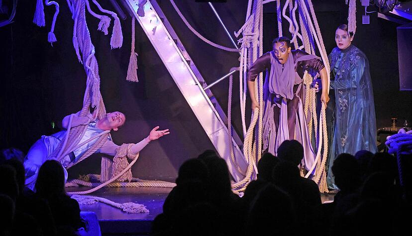 Im Reich von Unterweltgott Hades (von links): Orpheus (Yascha Finn Nolting), Eurydike (Fnot Taddese) und Persephone (Sarah Steinbach).