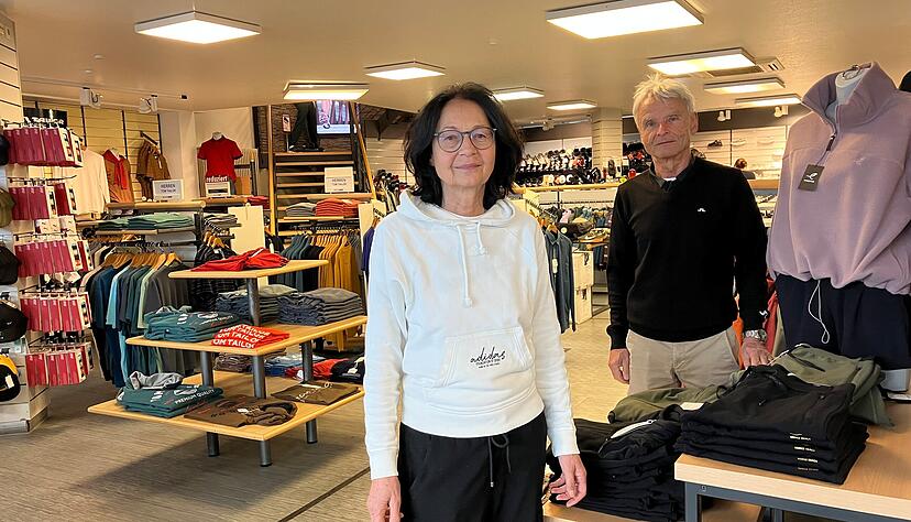 Der Räumungsverkauf beginnt: Ulrike Eheim und Norbert Groß schließen zum Jahresende ihr Intersport-Fachgeschäft in der Öhringer Innenstadt. Der Räumungsverkauf beginnt: Ulrike Eheim und Norbert Groß schließen zum Jahresende ihr Intersport-Fachgeschäft in der Öhringer Innenstadt.