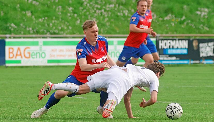 Der Hollenbacher Einsatz im Spiel gegen Essingen stimmte. Jason Wink (links) ist stabil im Zweikampf. Dies muss nun auch in Karlsruhe die Grundlage sein.
Foto: Marc Schmerbeck