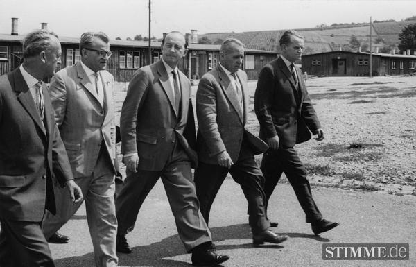 Am 29.7.1960 macht sich der neue Innenminister von Baden-Württemberg Dr. Hans Filbinger bei einem Informationsbesuch ein Bild von der Situation der Vertriebenen. Von links: Staatssekretär Sepp Schwarz, Lagerleiter Haug, Filbinger, Oberregierungsrat Hasenöhrl und Ministerialrat Dr. Manner Am 29.7.1960 macht sich der neue Innenminister von Baden-Württemberg Dr. Hans Filbinger bei einem Informationsbesuch ein Bild von der Situation der Vertriebenen. Von links: Staatssekretär Sepp Schwarz, Lagerleiter Haug, Filbinger, Oberregierungsrat Hasenöhrl und Ministerialrat Dr. Manner