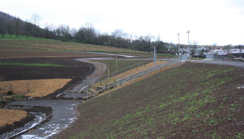 Drei Becken sind fertig, drei stehen noch aus: Hasenbach in Oberstenfeld wurde jetzt als gesteuertes Trockenbecken eingeweiht.
Foto: Barbara Barth