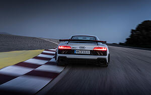 Das ausverkaufte Sondermodell R8 V10 GT RWD bildet den Schlusspunkt des Sportwagens. Ende März endet die Produktion des R8. Das ausverkaufte Sondermodell R8 V10 GT RWD bildet den Schlusspunkt des Sportwagens. Ende März endet die Produktion des R8.