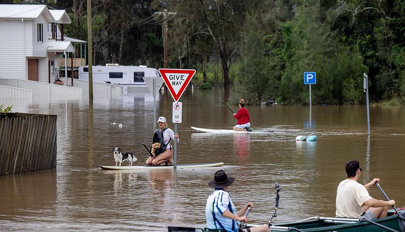 Viele Menschen konnten sich nur noch mit Booten und Paddleboards fortbewegen.