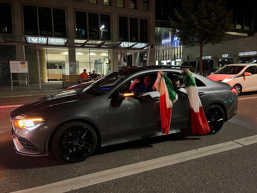 Italien steht im Achtelfinale der EM 2024. Die Fan-Freude ist groß – auch in Heilbronn. Italien steht im Achtelfinale der EM 2024. Die Fan-Freude ist groß – auch in Heilbronn.