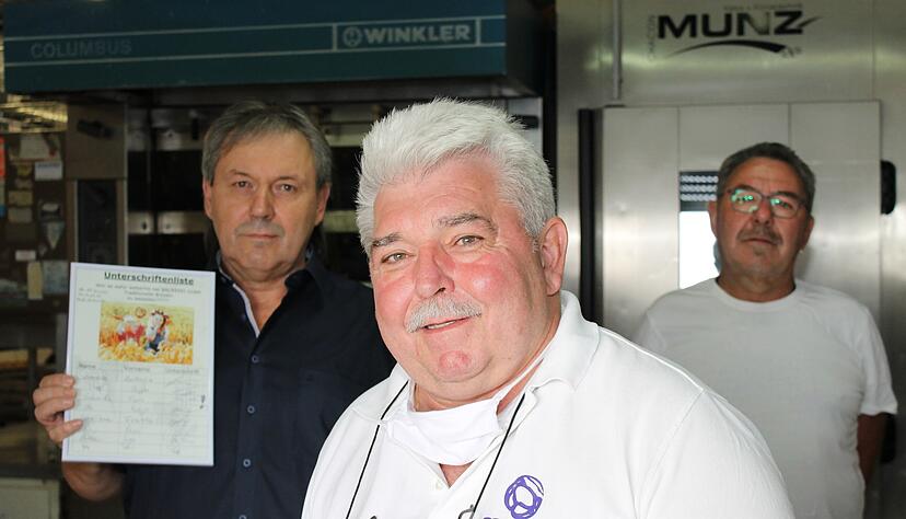 Johannes Hirth senior (vorn) hat die B&auml;ckerei von Peter Gurr (rechts) gepachtet. Dessen Brezeln kommen zur&uuml;ck, das h&ouml;rt Karlheinz Gembries gern.
Foto: Simon Gajer