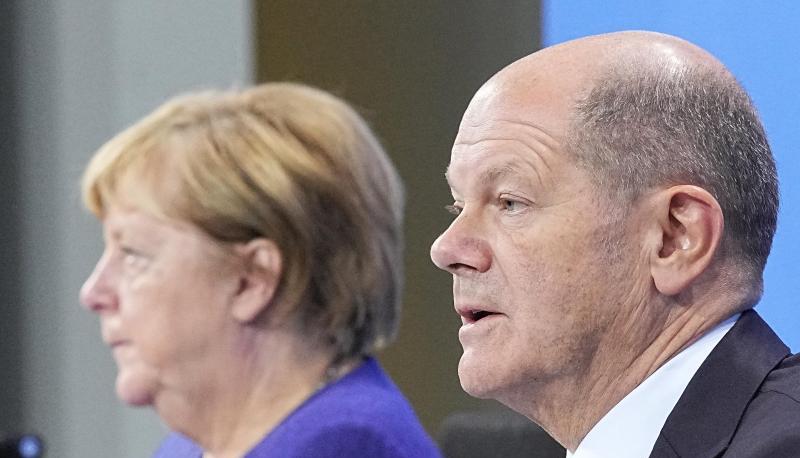 Die geschäftsführende Bundeskanzlerin Angela Merkel und ihr designierter Nachfolger Olaf Scholz bei einer Pressekonferenz im Bundeskanzleramt. Die geschäftsführende Bundeskanzlerin Angela Merkel und ihr designierter Nachfolger Olaf Scholz bei einer Pressekonferenz im Bundeskanzleramt.