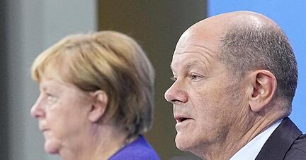 Die geschäftsführende Bundeskanzlerin Angela Merkel und ihr designierter Nachfolger Olaf Scholz bei einer Pressekonferenz im Bundeskanzleramt.
