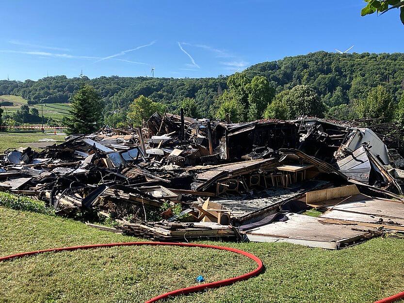 Rund 120 Kräfte der Feuerwehr waren in der Nacht auf Sonntag im Einsatz. Als sie eintrafen, stand die Kirche bereits in Flammen.