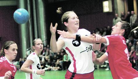 Im Derby ging's zur Sache. Hier stoppt Carolin Reber die Neckarsulmerin Marita K&uuml;hner. Am Ende siegten die SG-Spielrinnen noch hoch mit 28:22, weil sie gegen Ende mehr zuzusetzen hatten. (Foto: Andreas Veigel)