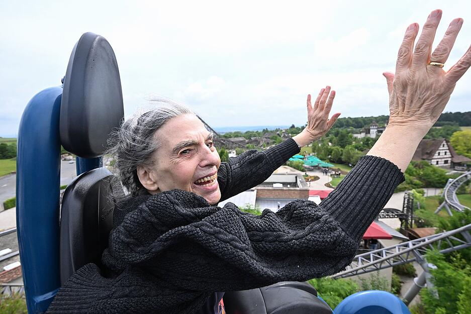 Einmal die Woche kommt die "Karacho-Ursel" aus B&ouml;blingen nach Tripsdrill.  Seit 13 Jahren bek&auml;mpft sie hier ihre R&uuml;ckenschmerzen mit Achterbahnfahrten.