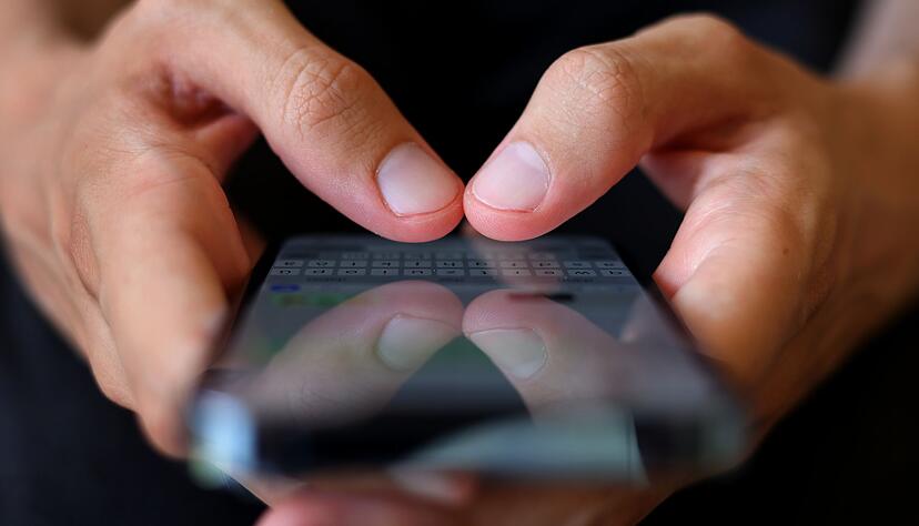 Kommunikation, Information, Unterhaltung - es gibt viele Gründe aufs Handy zu schauen. (Symbolbild)