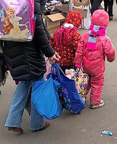 Mutter und Kinder an einer Sammelstelle für Flüchtlinge Mutter und Kinder an einer Sammelstelle für Flüchtlinge
