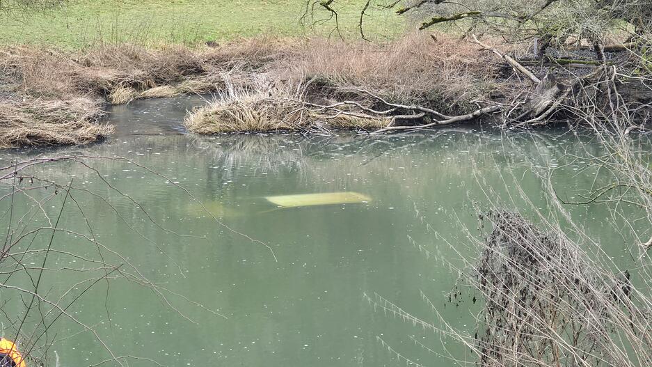 Unter der Wasseroberfläche ist das Auto zu erkennen.
