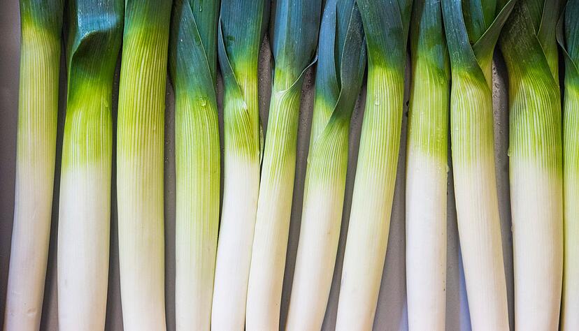 Bei der Frage, wie Lauch wirklich sauber wird, gehen die Meinungen auseinander.