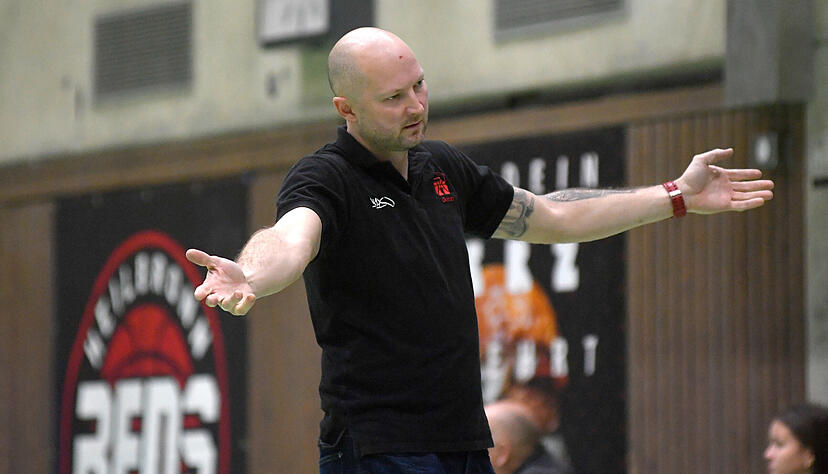 Es war lange zum Verzweifeln: Reds-Trainer Goran Mijic bekam von seiner Mannschaft erst in der Schlussphase zu sehen, was er sich schon zuvor erhofft hatte.