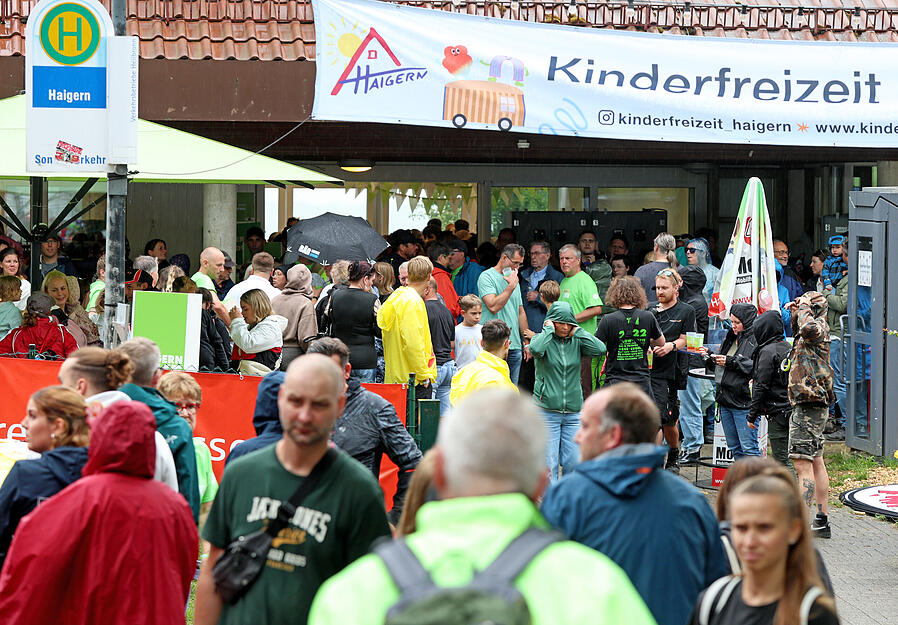 Der Sonntag begann um 11:30 Uhr mit einem Gottesdienst. Der Sonntag begann um 11:30 Uhr mit einem Gottesdienst.