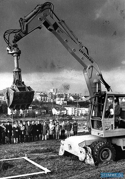 Behutsam steuert steuert Landrat Otto Widmaier am 14. Februar 1974 den 95-PS-Bagger beim ersten "Spatenstich" f&uuml;r den Schulbau.