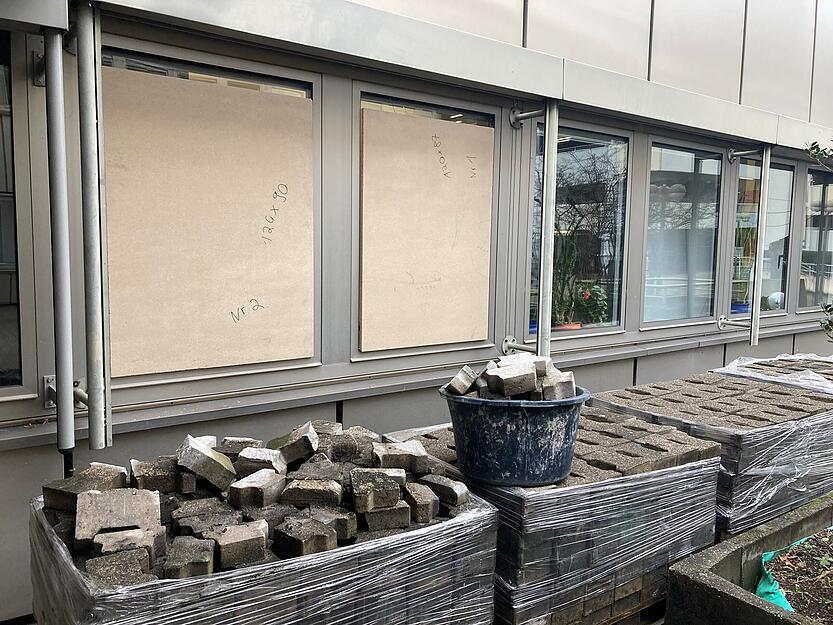 Im Innenhof des Landratsamts Heilbronn liegen die Pflastersteine, mit denen der unbekannte Täter mehrere Scheiben beschädigt hat. Im Innenhof des Landratsamts Heilbronn liegen die Pflastersteine, mit denen der unbekannte Täter mehrere Scheiben beschädigt hat.