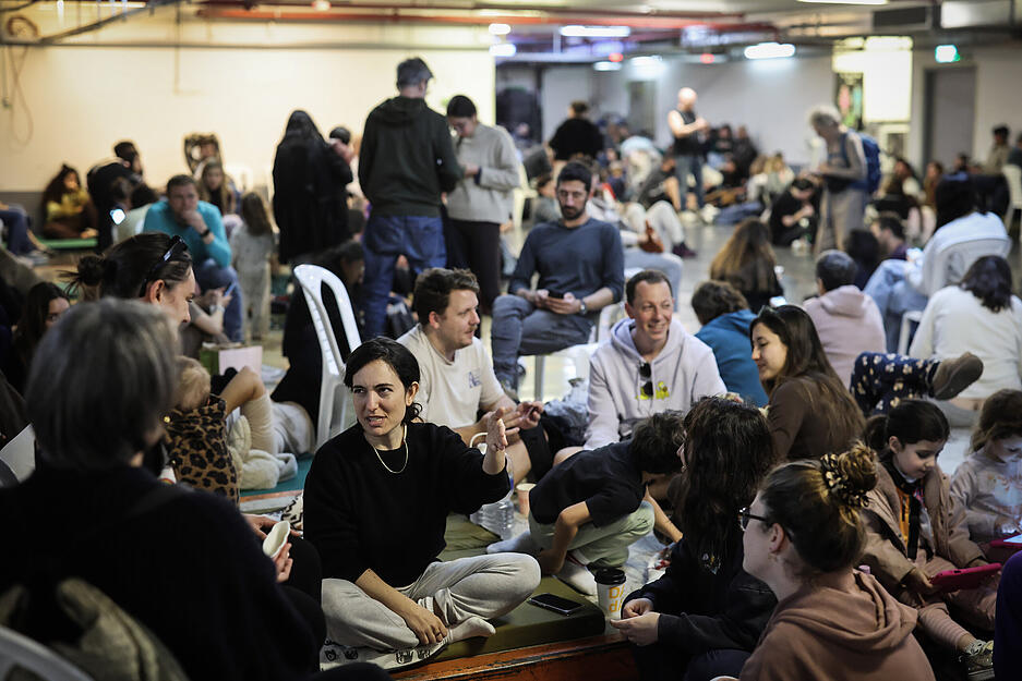 Menschen suchen Schutz in einer Tiefgarage in Israel, nachdem ein Alarm wegen ankommender Raketen aus dem Iran ausgel&ouml;st wurde.