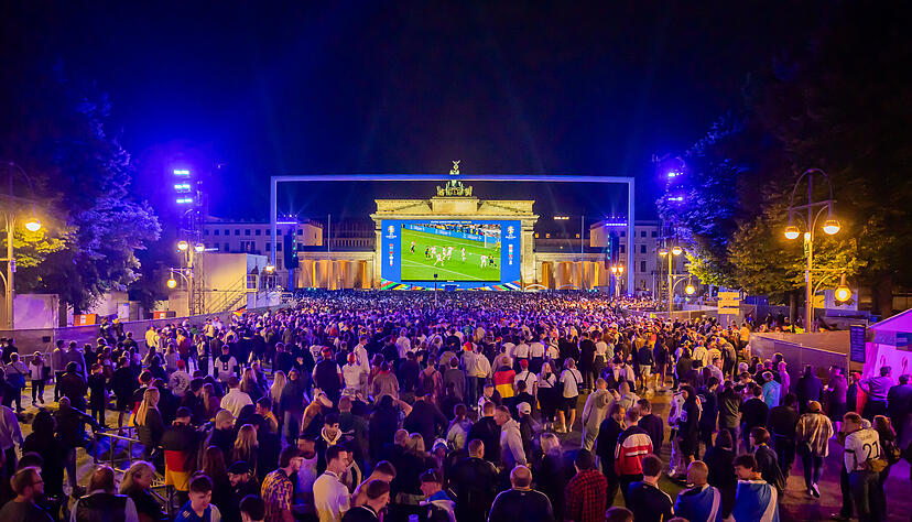 Fans verfolgen beim Public Viewing in der Fanzone das Er&ouml;ffnungsspiel der Fu&szlig;ball-EM vor dem Brandenburger Tor.