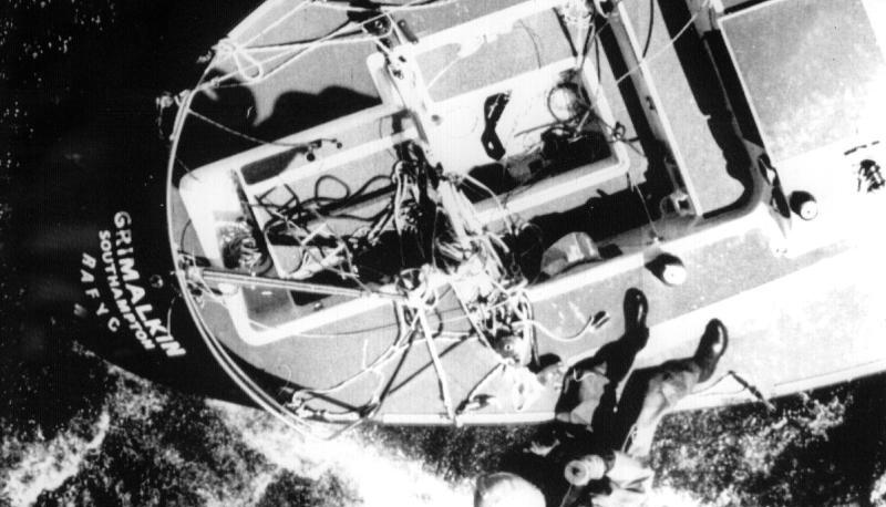 Von einem Marinehubschrauber wird ein Helfer auf die verlassen auf See gefundene britische Jacht «Grimalkin» heruntergelassen.