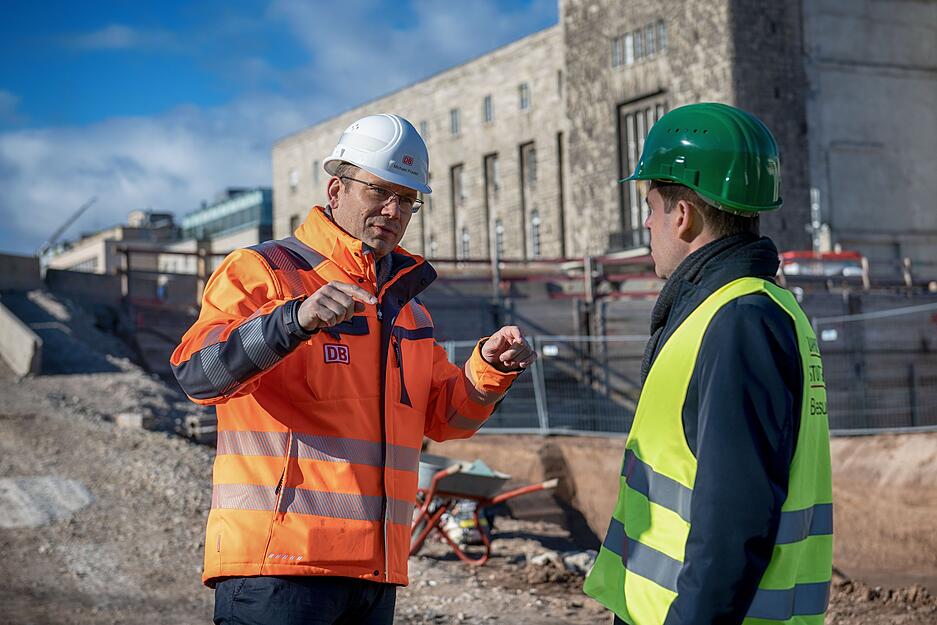 Michael Pradel (links) ist seit 2015 als Bauabschnittsleiter daf&uuml;r zust&auml;ndig, dass aus dem alten Stuttgarter Hauptbahnhof ein modernes Areal wird. &bdquo;Wir werden den Zeitplan Stand heute einhalten&ldquo;, sagt Pradel.