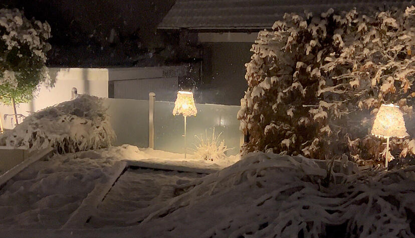 Schnee liegt am Montagabend in einem Garten in Roigheim.