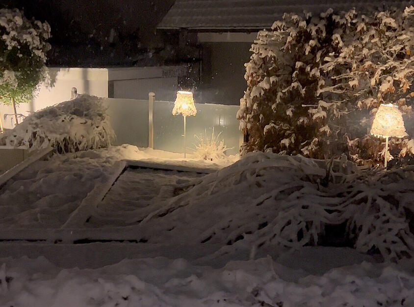 Schnee liegt am Montagabend in einem Garten in Roigheim.