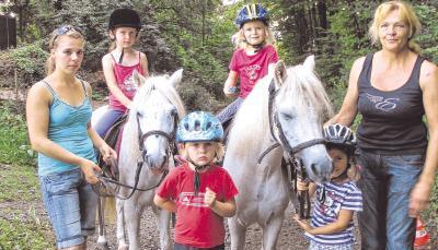 Christa Künne (rechts) mit kleinen Reitern: Im Lehrensteinsfelder Ferienprogramm hatte sich der Verein &quot;Pferdecamp-Live&quot; bereits engagiert.Foto: Karin Freudenberger