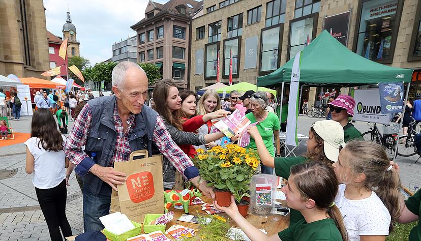Der Kiliansplatz stand am Freitag ganz im Zeichen nachhaltig agierender Initiativen. Die Gruppe Minigärtner sensibilisiert die nachwachsende Generation für einen verantwortungsvollen Umgang mit Umwelt und Natur.
Foto: Andreas Veigel