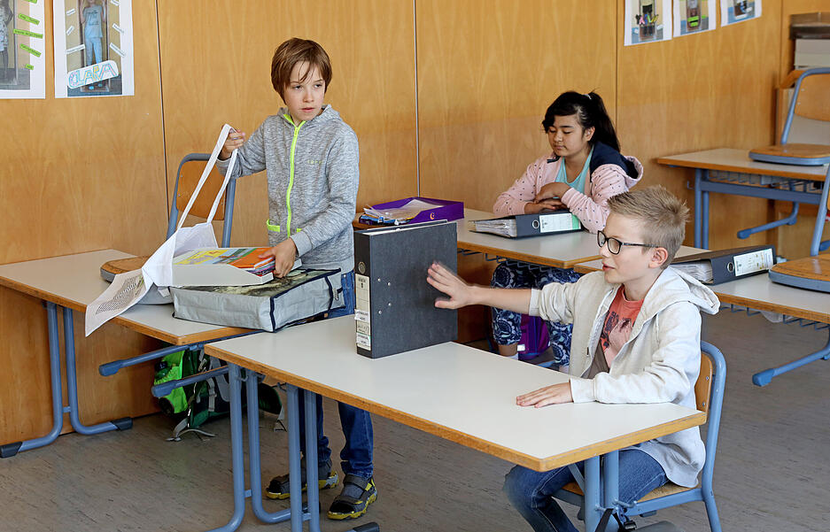 Schulstart in Lerngruppen w&auml;hrend Corona. 4. Klasse, Grundschule Hagenbach. Die Ordnerwand wurd zum Gl&uuml;ck nur zum Spa&szlig; aufgebaut.