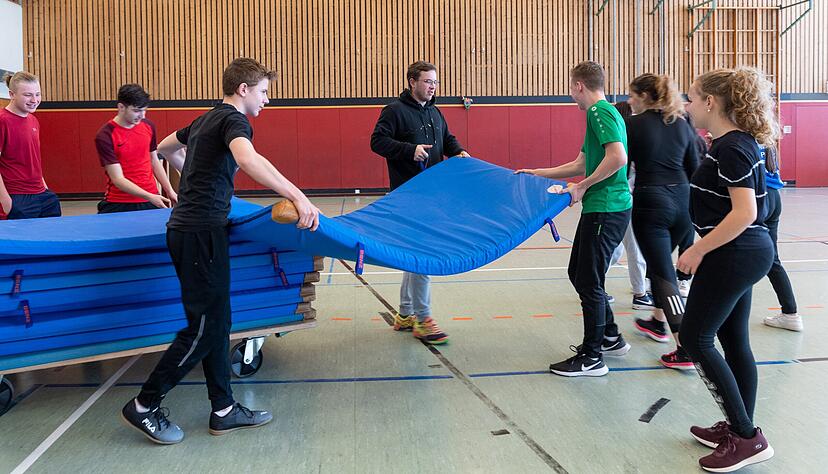 Die Schülerinnen und Schüler der 10b packen fleißig beim Aufbau mit an. Die Schülerinnen und Schüler der 10b packen fleißig beim Aufbau mit an.