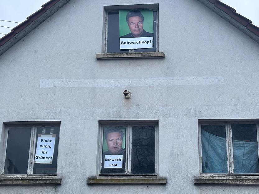 Die Fensterscheiben an dem leerstehenden Haus in Heilbronn-Biberach sind gro&szlig;fl&auml;chig mit den Plakaten beklebt. Der Gr&uuml;nen-Kanzlerkandidat Robert Habeck wird darauf unter anderem als "Schwachkopf" bezeichnet.