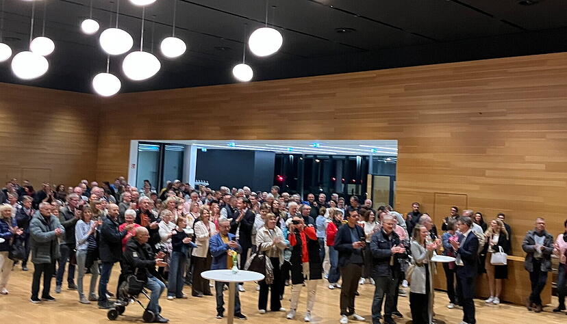 Viele Menschen sind in die Nobelgusch gekommen, um zu hören, wie die Bürgermeisterwahl ausgegangen ist. Viele Menschen sind in die Nobelgusch gekommen, um zu hören, wie die Bürgermeisterwahl ausgegangen ist.