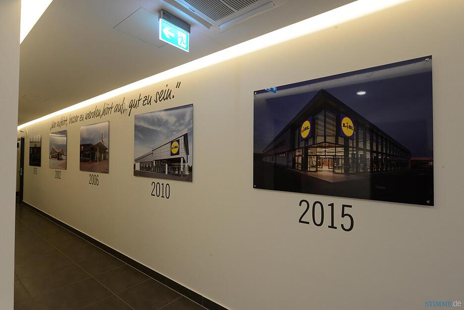 Im Aufenthaltsbereich der Mitarbeiter ist die Lidl-Geschichte dokumentiert.