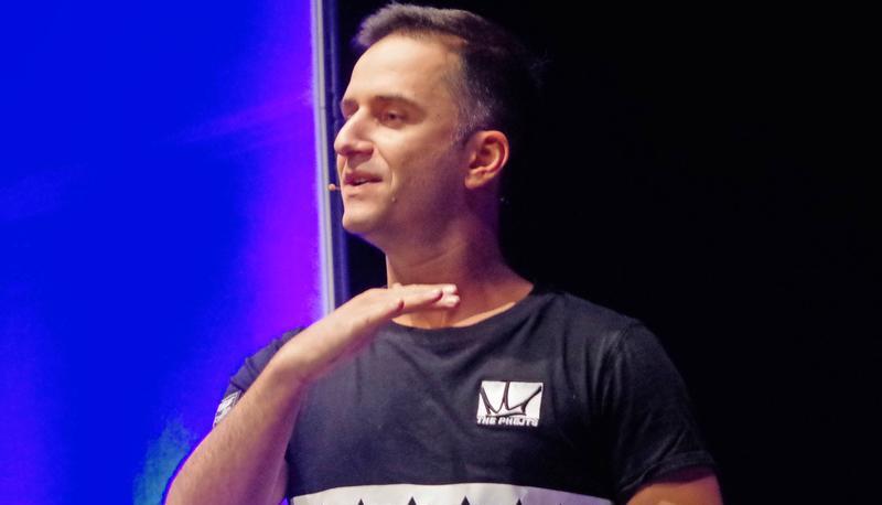 Quirlig und facettenreich: der Stuttgarter Comedian Özcan Cosar im Forum des Redblue in den Böllinger Höfen.
Foto: Uwe Deecke