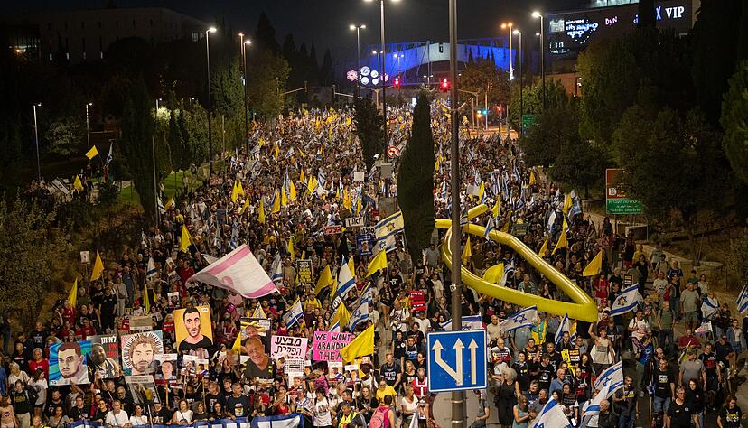 Zigtausende Demonstranten in Jerusalem forderten ein Abkommen zur Beendigung des Krieges.