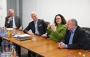 SPD-Chefin Andrea Nahles (rechts Josip Juratovic) im Gespräch mit Chefredakteur Uwe Ralf Heer und Verleger Tilmann Distelbarth.
Fotos: Andreas Veigel