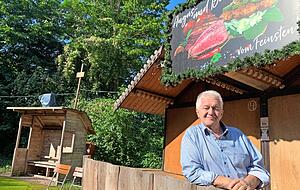 Metzgermeister Otto Gollerthan freut sich auf sein Weindorf, das auch in diesem Jahr f&uuml;r ihn ein kleiner Ersatz f&uuml;r das Heilbronner Weindorf ist.  Fotos: Ulrike Plapp-Schirmer