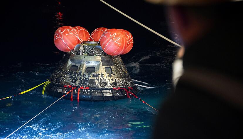 Die Orion-Raumkapsel wird vor der K&uuml;ste Kaliforniens geborgen.